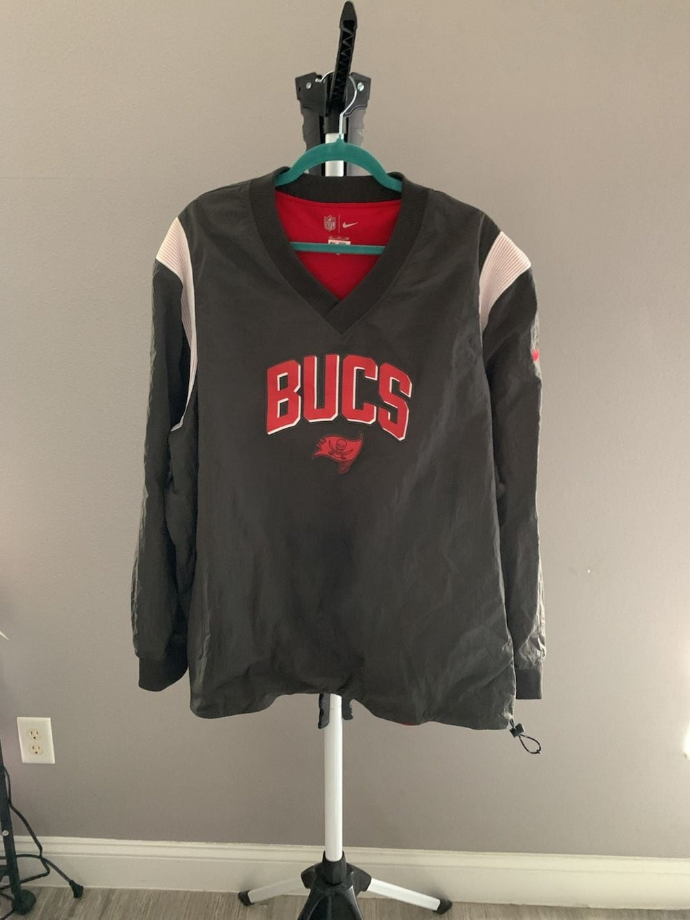 Nike Tampa Bay Buccaneers Sideline Athletic Stack V-Neck Pullover Windshirt Jack